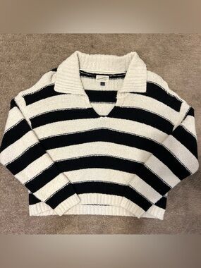 Universal Thread Black & Cream Striped V-Neck Collared Sweater